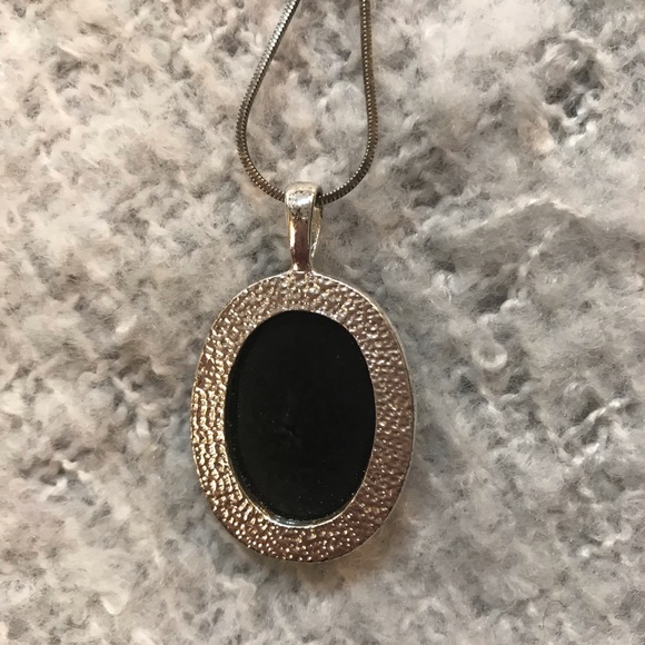 Women’s Cameo Necklace - Picture 3 of 4